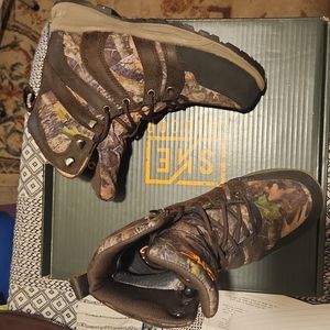 Women's SHE Hunting Boots, Brand New, (Never been worn) too big.  Size 8.5